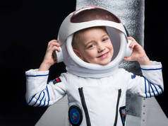 宇航员服装的男孩