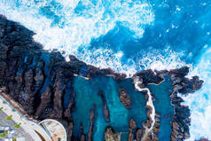 海岛海崖的鸟图与巨大的白波和水晶蓝色的水