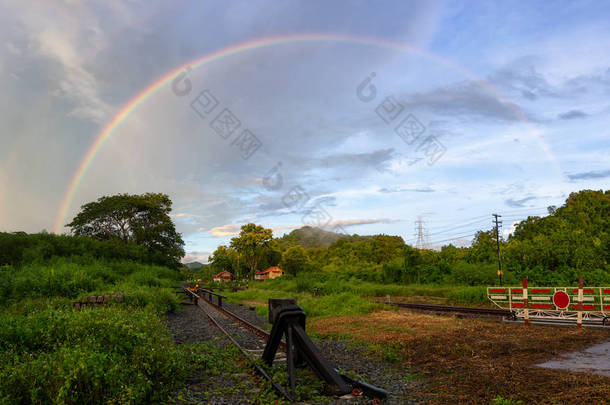 雨后的彩虹在农村的火车站上.