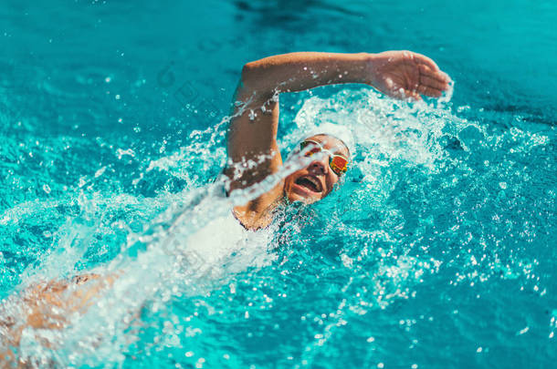 女子<strong>游泳</strong>运动员在<strong>游泳</strong>池接受训练.前爬泳风格