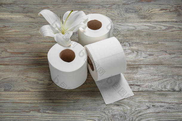 木制底座上的卫生纸和鲜花卷