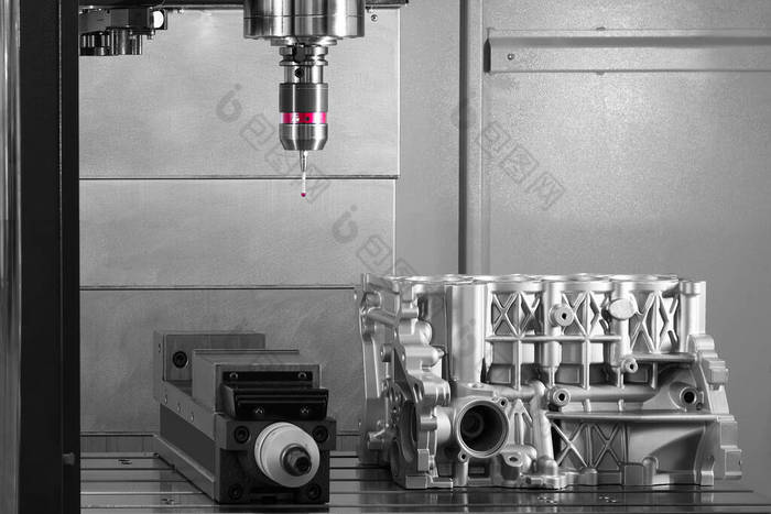 坐标测量机。工业化工厂钢瓶维修电机块,操作者检验尺寸铝制汽车标准件.