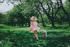 小女孩在草地上跑.