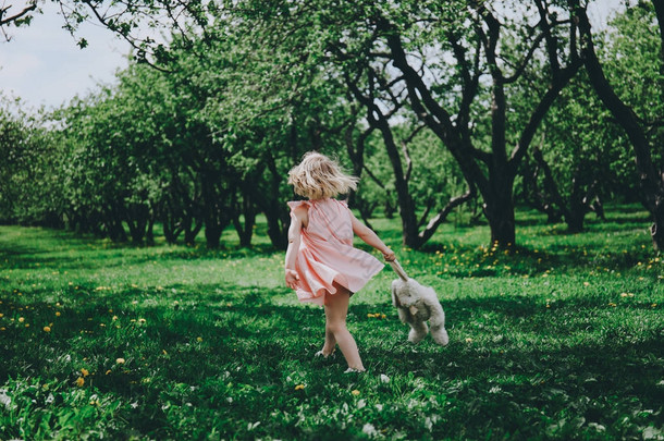 小女孩在草地上跑.