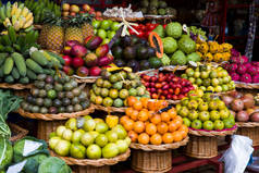 在葡萄牙马德拉岛的Funchal市场观看异国情调的新鲜水果摊位