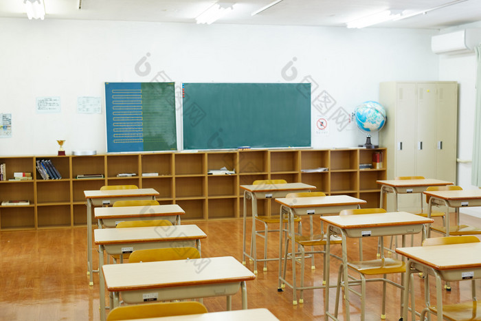 学校教室课桌和黑板图片-包图网企业站