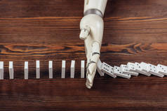 机器人手的最高视图, 防止多米诺骨牌落在木桌上