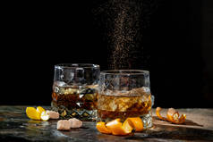 鸡尾酒老时尚与威士忌, 橙色果皮和红糖在石头背景