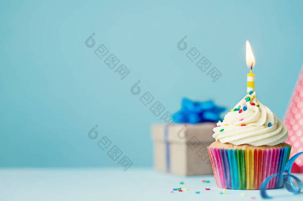 生日宴会的背景，蛋糕，*的帽子和礼物