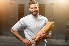 贝克在制造举行法式长棍面包