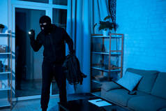 窃贼进入公寓或办公室偷东西