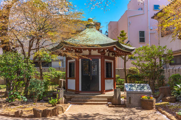 位于山中冈村天神纪念公园樱花树下的六角形亭子，献给东京艺术大学的创办人或Geidai.