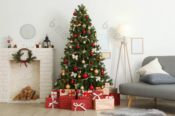 圣诞节或新年装饰精美的<strong>室内装饰</strong>。圣诞树和礼物。案文的位置
