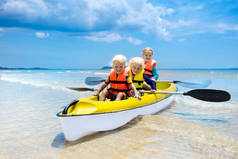 皮划艇在海洋中的孩子。儿童在热带海皮划艇