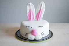 美味的自制蛋糕，形似兔子.