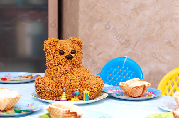 自制蛋糕熊为儿童的。生日聚会.