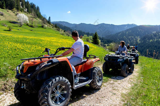 旅游团在<strong>山上</strong> Atvs 和 Utvs 旅行