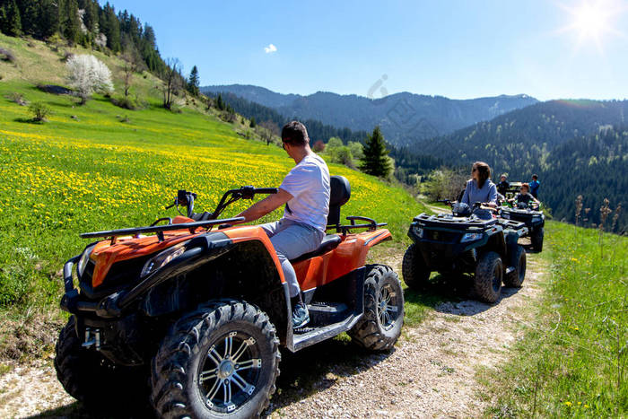 旅游团在山上 Atvs 和 Utvs 旅行