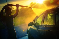 在日落时洗车