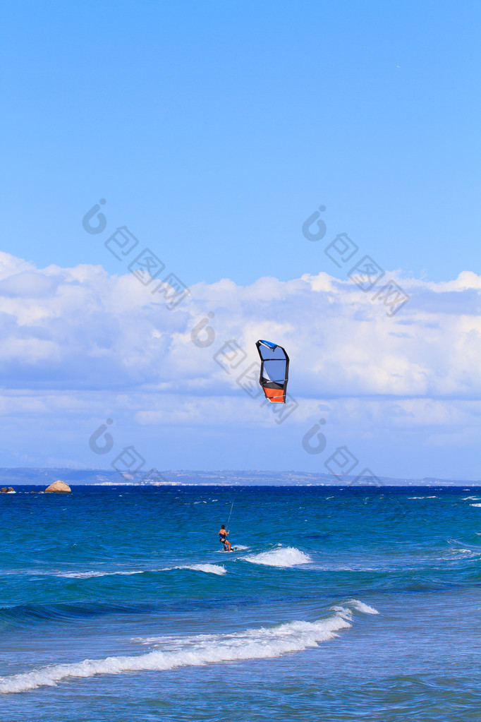 在 zakythos 的风筝冲浪