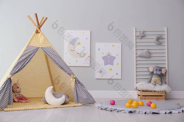 用可爱的绘画和<strong>游乐</strong>帐篷装饰着时髦的儿童房