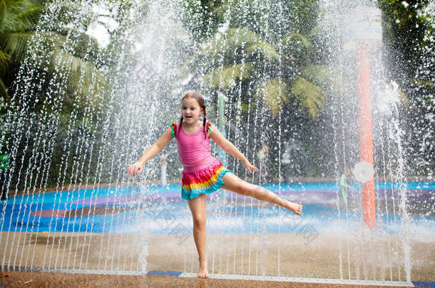 孩子们在水上公园玩耍。热带游乐园水上游乐场的孩子们。小女孩在游泳池。在亚洲的暑假,孩子们在玩滑水游戏.小孩子穿的泳衣.