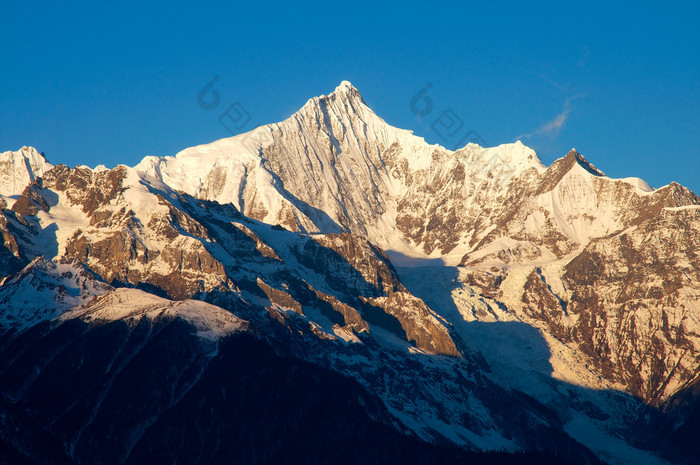 中国的卡瓦格博 xueshang 山日照金山