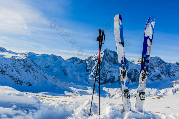 在滑雪冬季，山脉和滑雪旅游野外设备