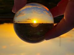水晶球/环境概念中多云天气的日落反射