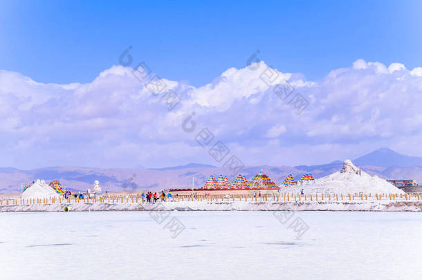 查卡盐湖景观蓝天，位于青海省.
