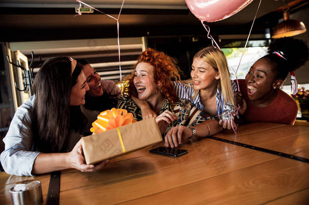 一群女孩在一家咖啡店举行生日宴会，给<strong>女朋友</strong>一个惊喜.