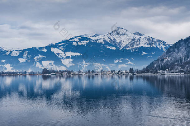 美丽的泽尔湖上的冬季风景. 奥地利