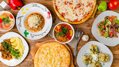 桌面视图上的分类菜色.拉格曼亚洲汤，意大利面配牛肉，意大利面，舒尔帕，哈查普利，比萨