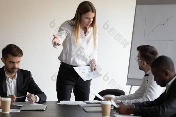 在董事会开会期间有冲突的女老板和女雇员