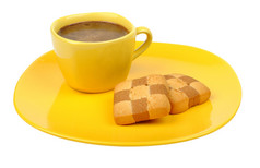 咖啡和饼干黄色板上