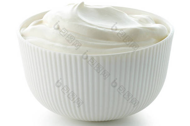 一碗酸奶油或<strong>希腊</strong>酸奶，从白色背景分离出来