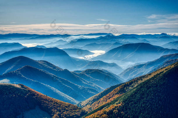 在周围多雾的高山和山谷的风景上，用<strong>柔滑</strong>的迷迭香技术扫荡