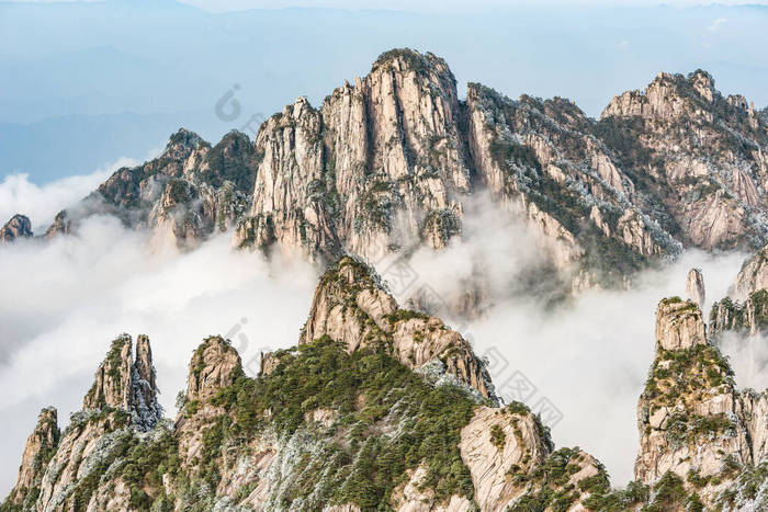 黄山国家公园山巅的云彩.中国.