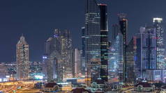 迪拜延时照明摩天大楼和道路交叉口的鸟瞰图