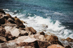 海浪拍打着石头