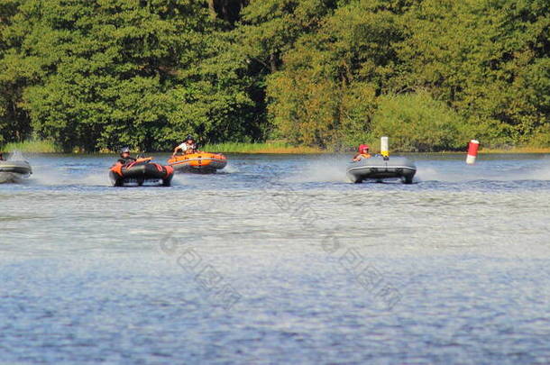 许多充气摩托艇在高速<strong>起跑线</strong>上，夏季水上户外运动比赛