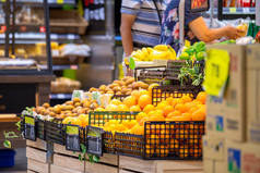 社区里一个明亮的超级市场，陈列着各种各样的水果、蔬菜和商品