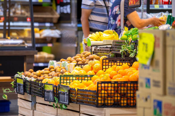 社区里一个明亮的超级市场，陈列着各种各样的水果、蔬菜和商品