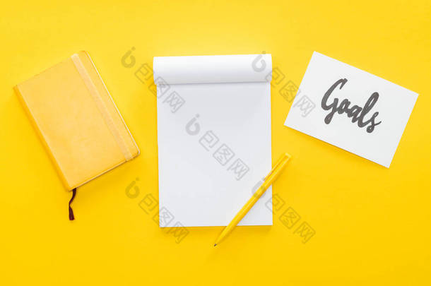 空白笔记本和卡片与 ' 目标 ' 文字在黄色背景, 目标设定概念