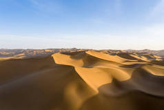 沙漠黄昏的风景, 在沙丘上晒太阳