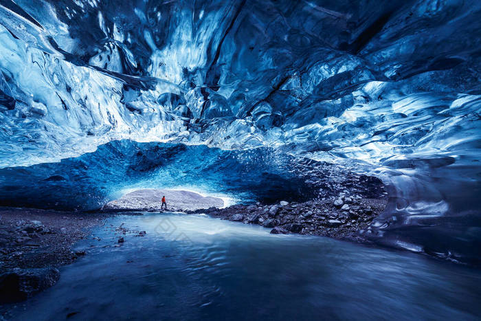 冰岛Jokulsarlon冰洞神秘光影蓝色奇观