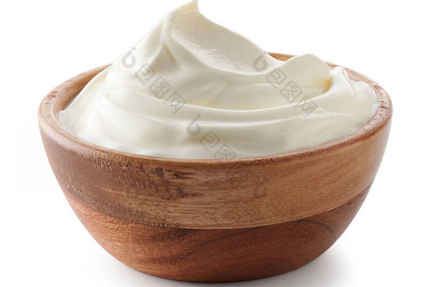 木制碗，用搅拌酸乳酪制成，在白色背景上分离