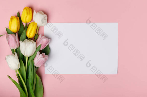 粉红色的空<strong>白纸</strong>的春天郁金香花束