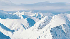 背阴蓝天白雪覆盖的山顶-冬季山脉