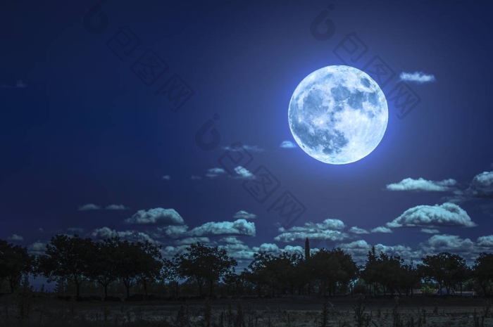 多云的天空和夜晚的月亮图片-包图网企业站